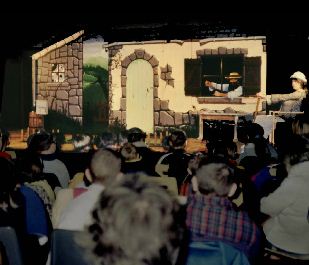 Réalisation décors et fresques, ateliers de théâtre, spectacles enfants et jeunes